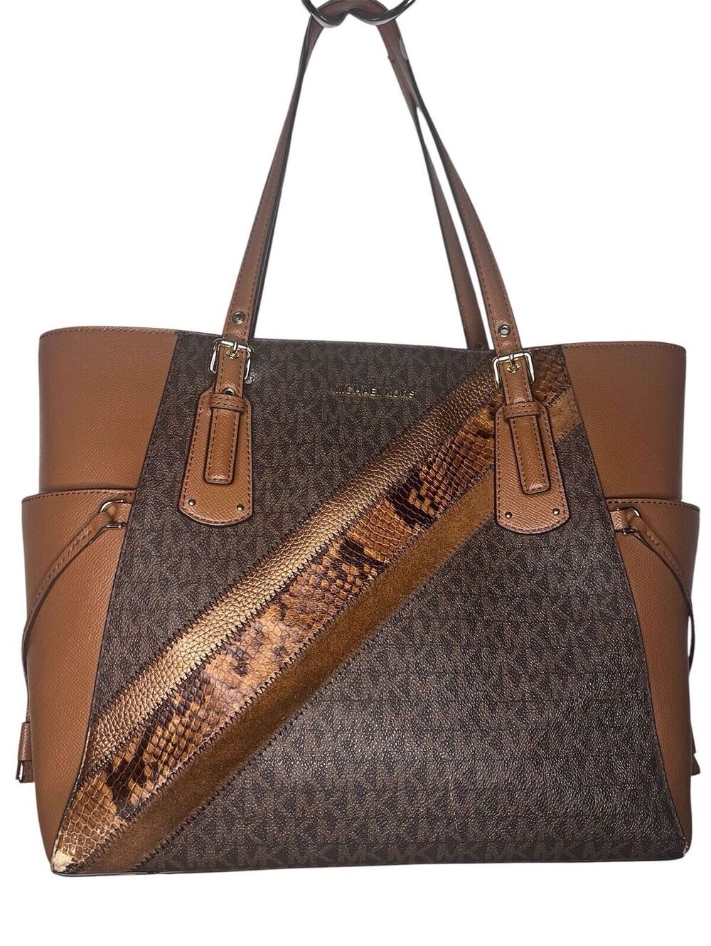 MK48. Michael Kors Voyager East/West Signature Tote